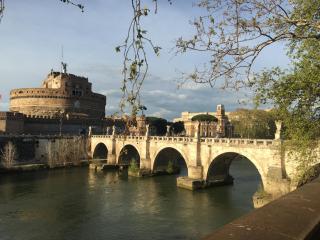 Una finestra su Castel Sant'Angelo - Rome - 9