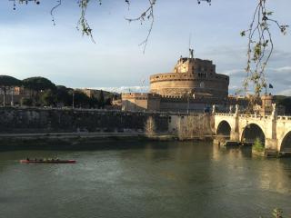 Una finestra su Castel Sant'Angelo - Rome - 8