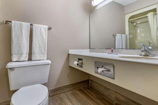 Econo Lodge - 6