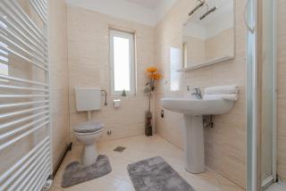 Centrally located apartment for 16 - Novalja - 7