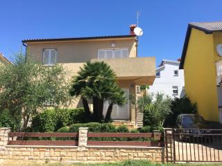 Family apartment near the sandy beach - 0