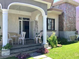 Cardamon Villa is a 2 bedroom with 1 bathroom and seperate toilet detached house with AC and swimming pool , 5 minutes walk from Flic en Flac public beach - Flic-en-Flac - 4
