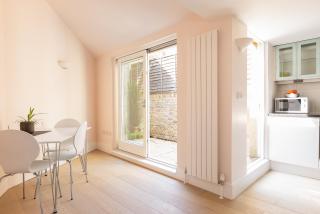 Apartment with Private PATIO, and PARK across the road - Londra - 9
