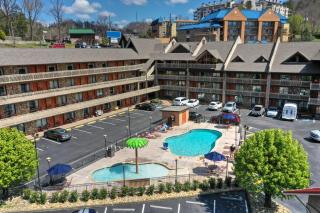 Crossroads Inn & Suites - 6