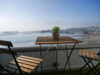 UN BALCON SUR LA MER, ACCES DIRECT A LA PLAGE - Granville - 1