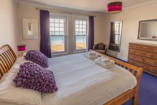 Promenade Apartment with own Beach Hut - Totland - 5