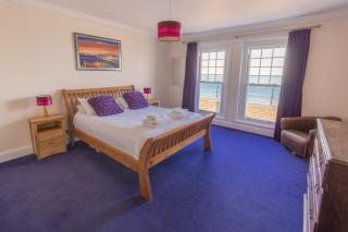Promenade Apartment with own Beach Hut - Totland - 6