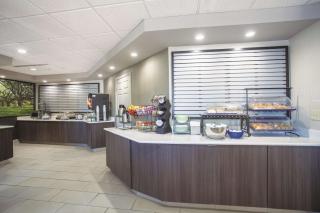 La Quinta Inn & Suites by Wyndham Jackson Airport - Pearl - 1