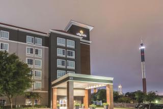 La Quinta by Wyndham Arlington North 6 Flags Dr - 7