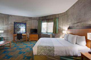 La Quinta Inn & Suites by Wyndham Irvine Spectrum - 1