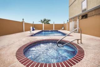 La Quinta Inn & Suites by Wyndham Mercedes Outlet Mall - Mercedes - 3