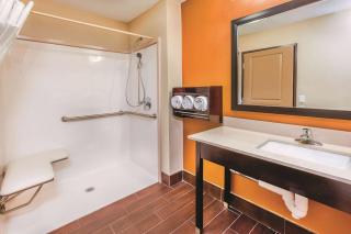 La Quinta by Wyndham Cotulla - 7