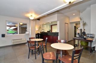 Clackamas Inn and Suites - 1