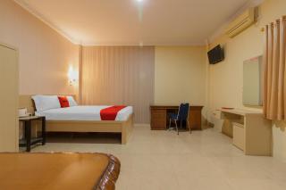 RedDoorz Plus near Pantai Malalayang Manado - Manado - 5
