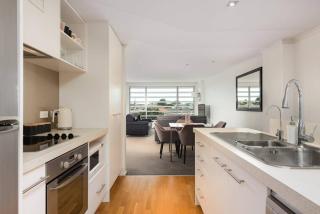 Awesome Downtown Location - park the car and walk to everything ! - Mount Maunganui - 1