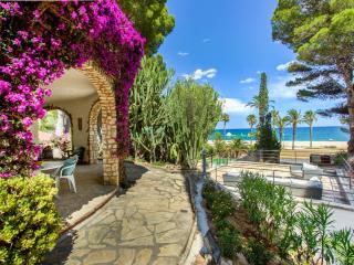 TarracoHomes, Villa with Botanic Garden and Private Pool facing the Beach - Miami Platja - 0