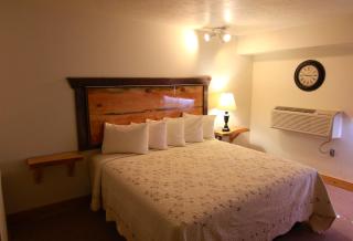 Yellowstone Village Inn and Suites - Gardiner - 2