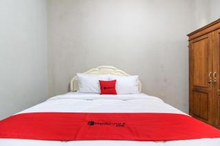RedDoorz near Solo Balapan Station 2 - 3