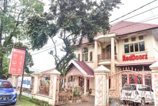 RedDoorz near Sultan Hasanuddin Airport 2 - Makassar - 8