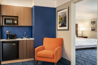 La Quinta Inn and Suites by Wyndham at WaTiki Waterpark - 8