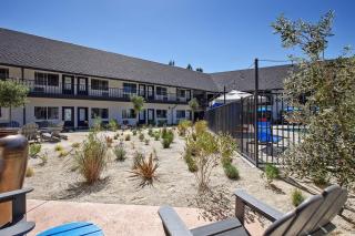 Sideways Inn - 4