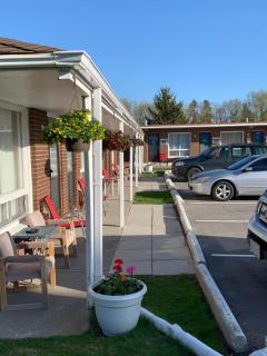 Twin Oaks Motel - 1
