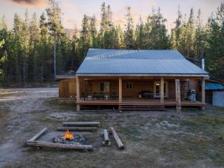 Grey Wolf Retreat by KABINO Sleeps 20 Commercial Kitchen Fire Pit WiFi Bunk Beds - Island Park - 2