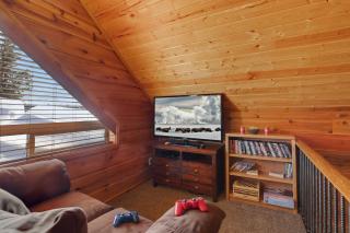 Rimfire Refuge by KABINO Hot Tub Fire Pit Sauna PS3 Grill WiFi Loft - Island Park - 1