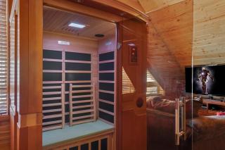 Rimfire Refuge by KABINO Hot Tub Fire Pit Sauna PS3 Grill WiFi Loft - Island Park - 2