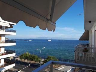 Lucy's Adorable First Line Beachfront Holiday Home - Kavala - 9