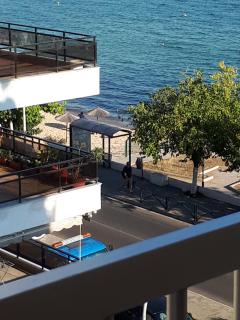 Lucy's Adorable First Line Beachfront Holiday Home - Kavala - 5