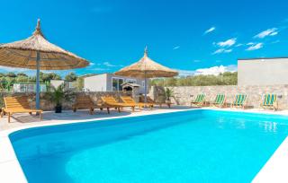 Camp Mateo with Pool - Drage - 2