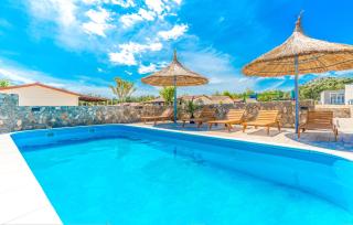 Camp Mateo with Pool - Drage - 0
