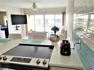 Beach Getaway - Ocean beach, tennis, golf, pool with tiki bar - Fort Pierce - 5