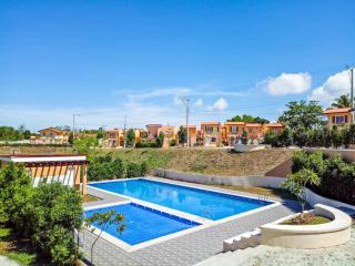 Hillview Apt w/ Pool Access - Free Wifi - 2