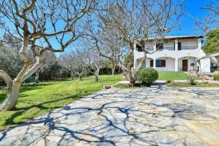 Light-filled home with Garden near Beach - 0