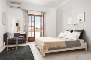 Marias Seaside Apartments - 8