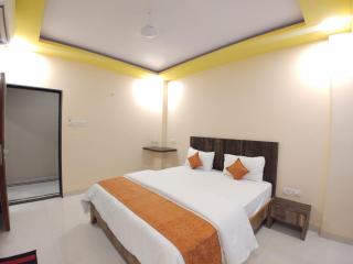 Hotel Mangal Residency Lonavala !! 600 Mts From Lonavala Railway Station !! Couple Friendly !! - Lonavala - 1