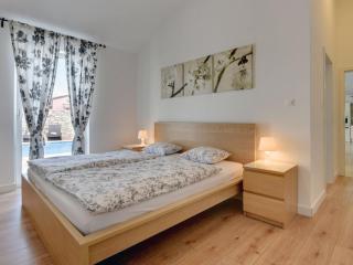 Villa Blanca with a heated private pool - Ružići - 4