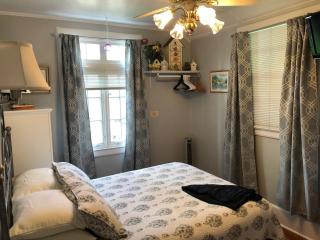 Lake George Boathouse Waterfront Lodging - Bolton Landing - 5