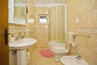 Close to center, quiet, with parking - Hvar - 1