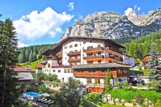 Hotel Dolomiti - La Villa - 0