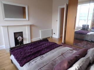 WEST END - Stunning, spacious, 3 bedroom, main door flat with private parking - Glasgow - 3