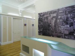 WEST END - Stunning, spacious, 3 bedroom, main door flat with private parking - Glasgow - 1