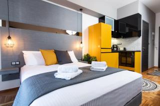 Downtown Luxury Boutique Suites : the yellow suite - 5