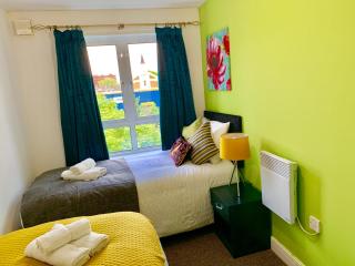 2 Bedrooms Modern Apartment, Lounge, Full Kitchen, Balcony, 5 minutes Stratford Station - Londra - 7