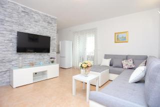 Seaside family friendly house with a swimming pool Slatine, Ciovo - 17231 - Slatine - 3