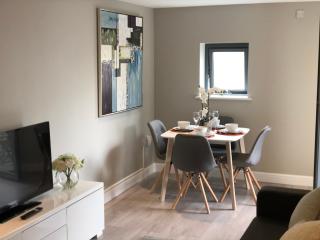 Stylish 1-Bedroom Apartment with Balcony & Free Parking in City Centre - 9