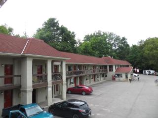 Super 8 by Wyndham Niagara Falls North - 9