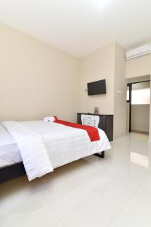 RedDoorz Plus near Jalan Imam Bonjol Denpasar - Seminyak - 3